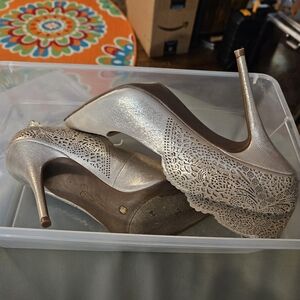 Woman Scallop Pump Heels